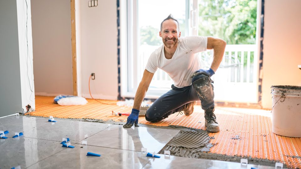 Bodenleger bei der Arbeit im fertigen Raum